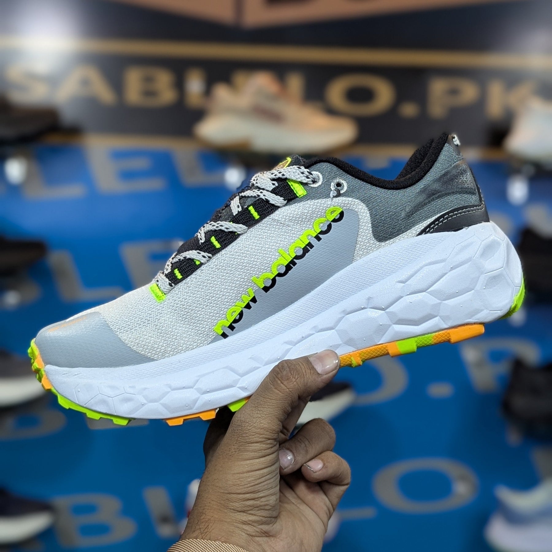 NEW BALANCE FRESH FOAM MORE TRAIL V2 WHITE BLACK GREEN