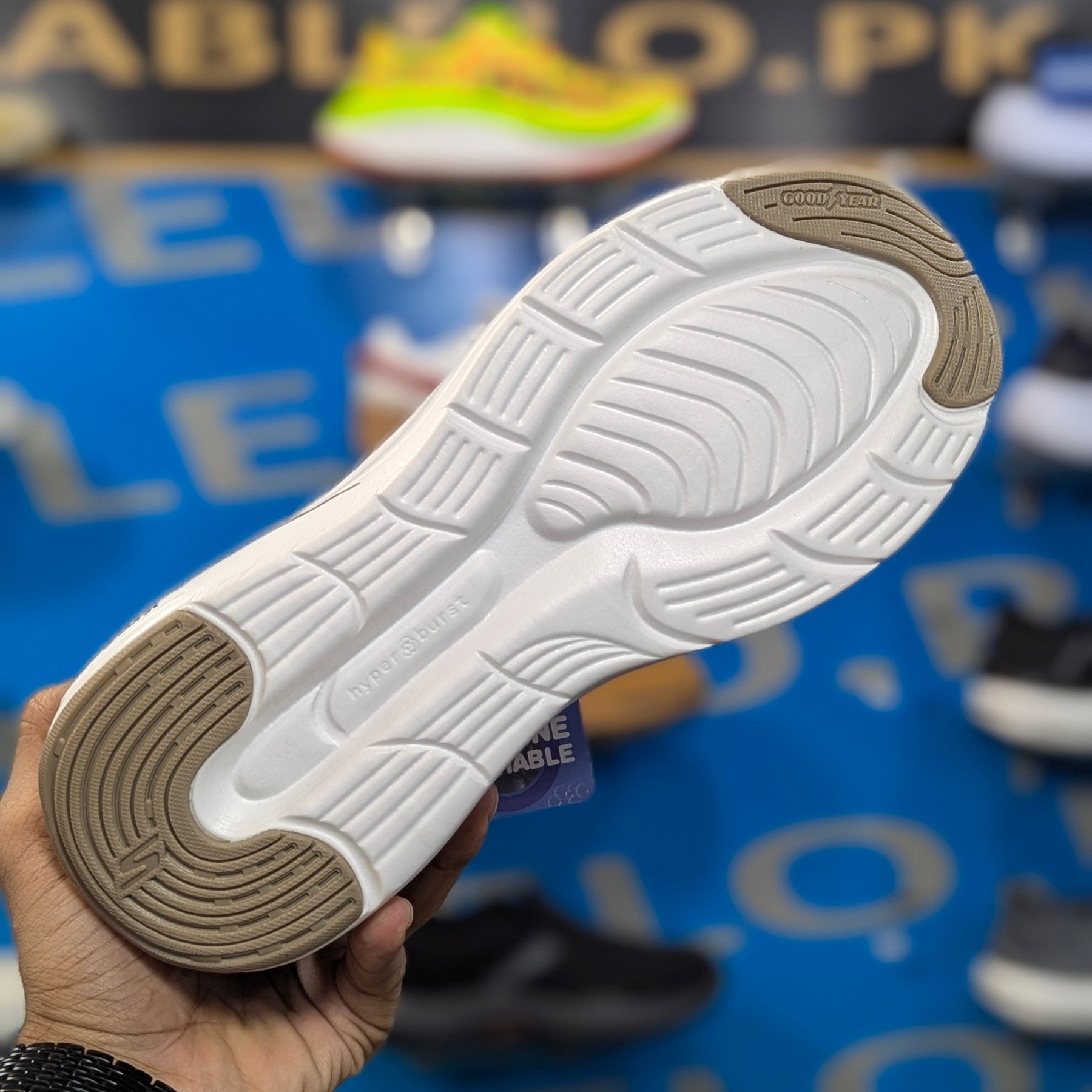 Skechers Max Cushion Hyper Burst Camel White