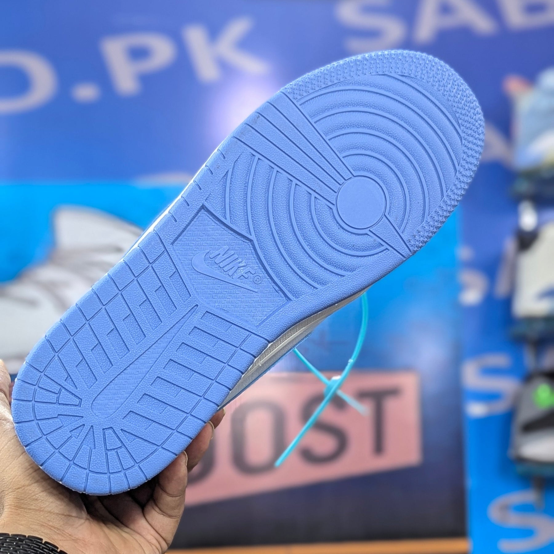 NKE AJ1 MIDS - UNC