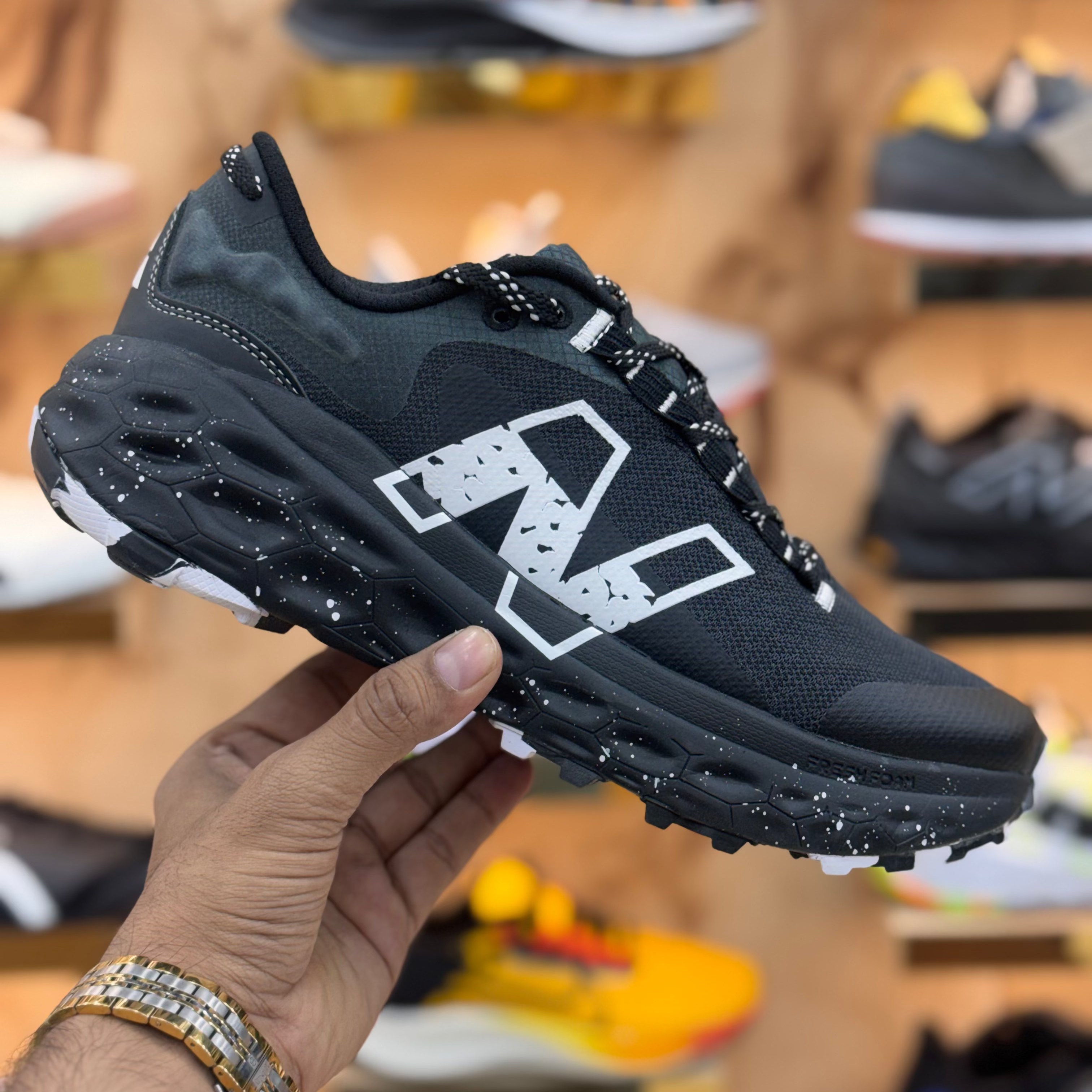 NEW BALANCE FRESH FOAM MORE TRAIL V2 BLACK WHITE