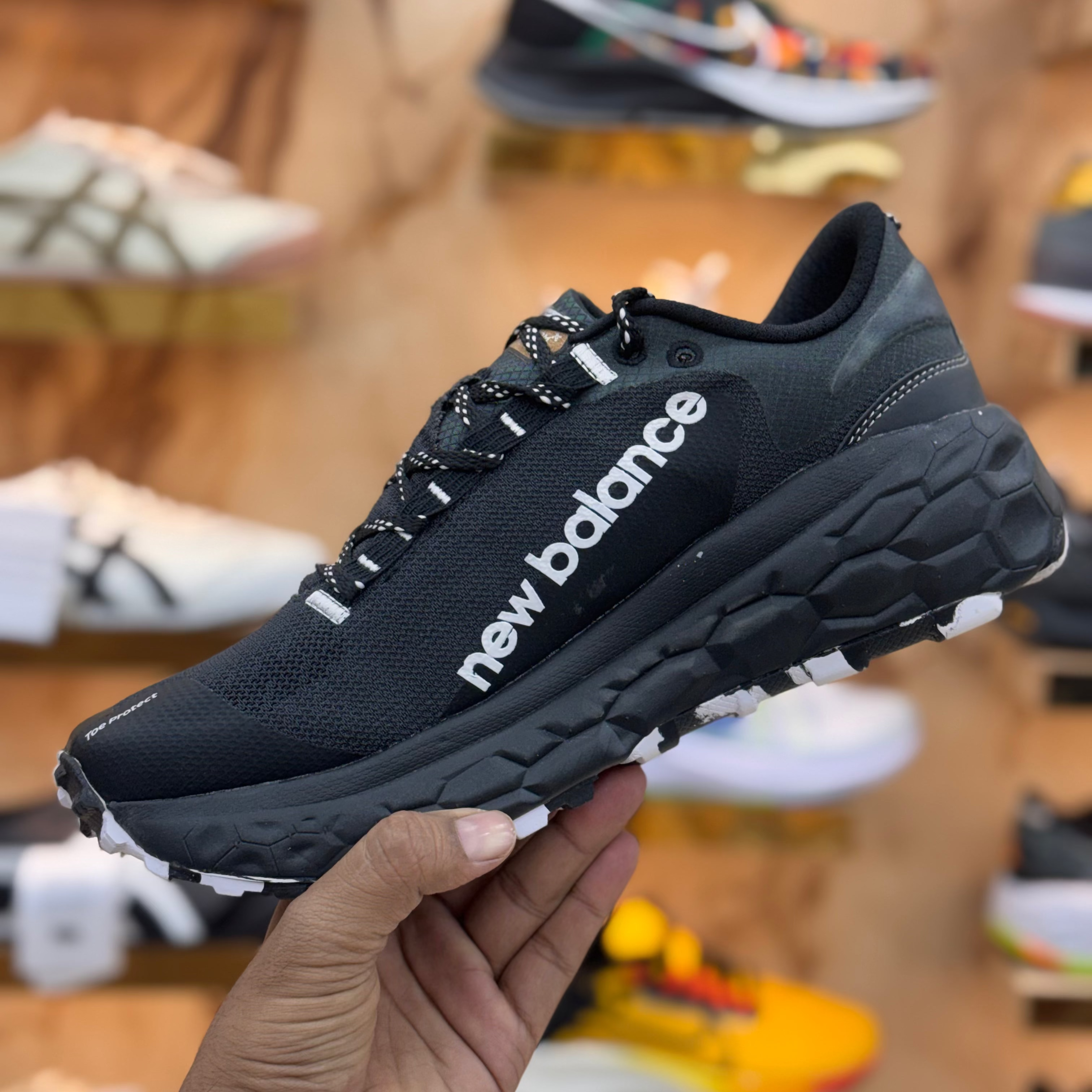 NEW BALANCE FRESH FOAM MORE TRAIL V2 BLACK WHITE