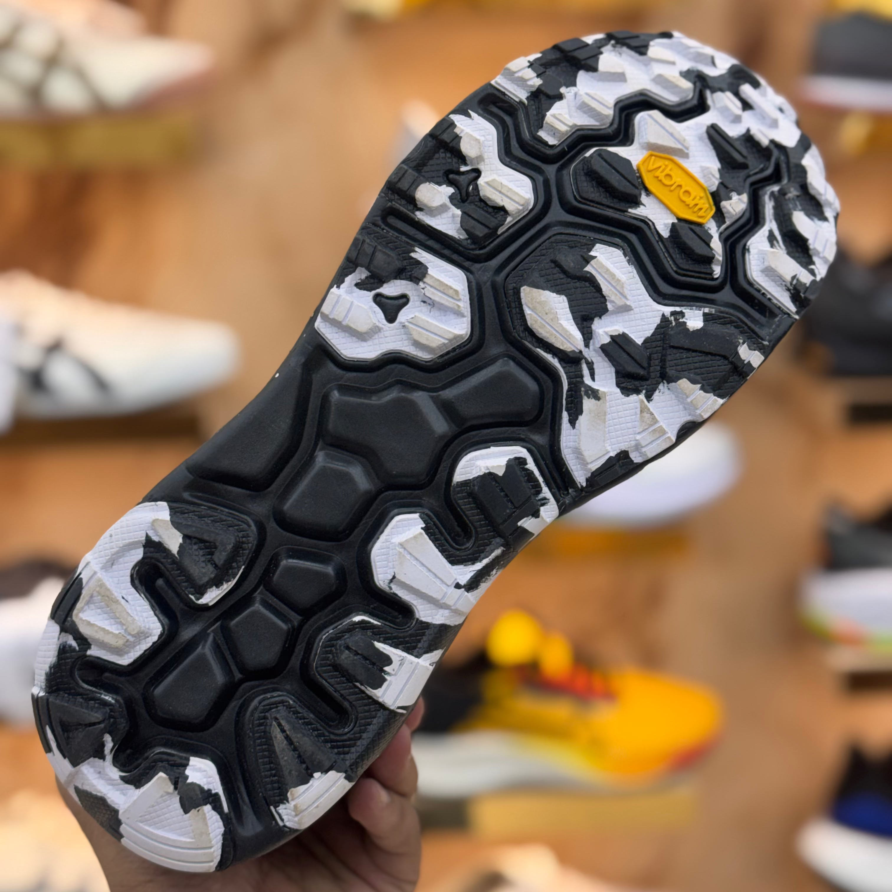 NEW BALANCE FRESH FOAM MORE TRAIL V2 BLACK WHITE