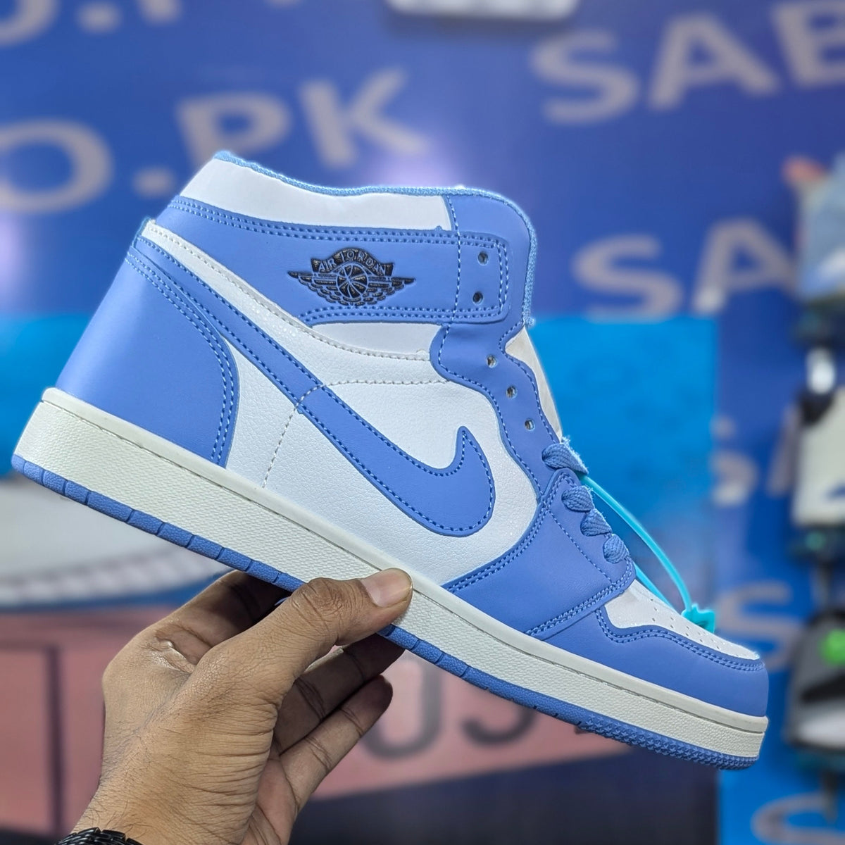 NKE AJ1 MIDS - UNC