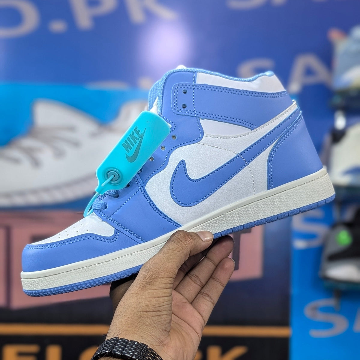 NKE AJ1 MIDS - UNC