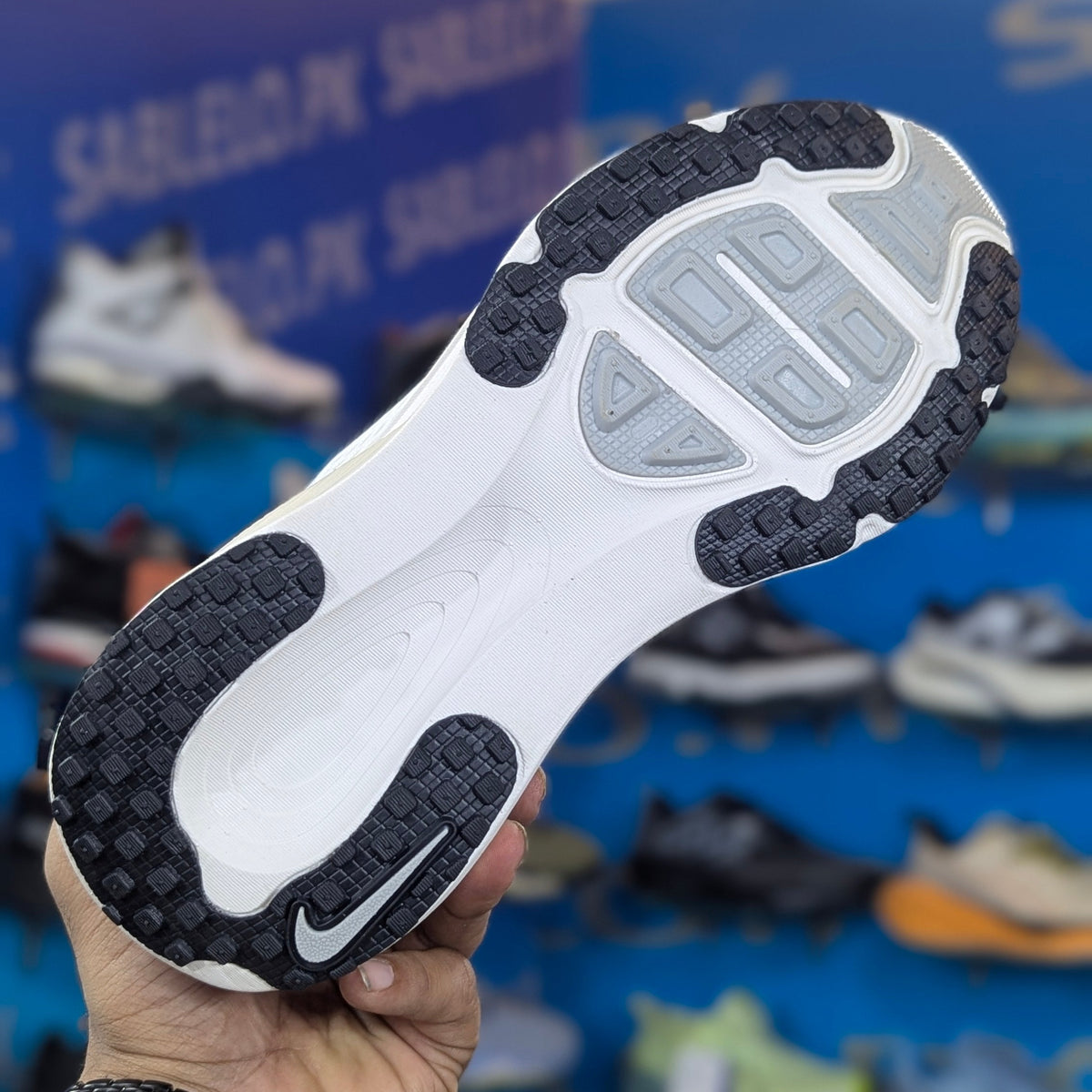 Nike Vomero 18 White Black Premium Quality (Dot perfect)